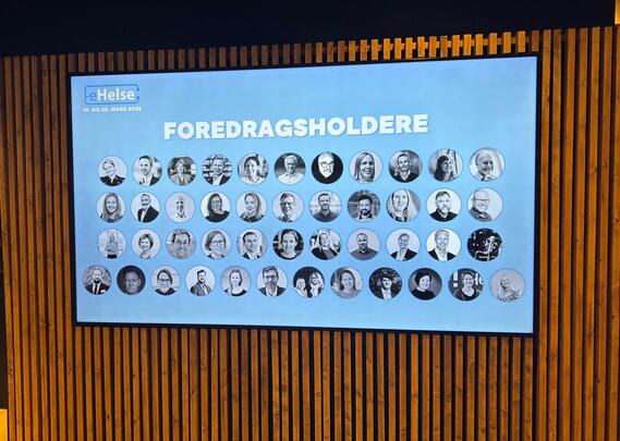 Viser en konferanseskjerm med bilder av foredragsholdere til konferansen eHelse 2025
