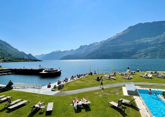 Utsikt fra Ullensvang hotell - badebasseng, fjord og fjell