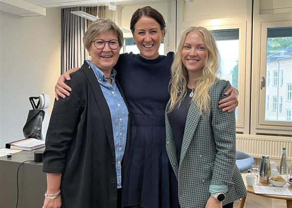 Forbundsleder i Fagforbundet Mette Nord, arbeids- og inkluderingsminister Tonje Brenna og forbundsleder i Norsk Sykepleierforbund Lill Sverresdatter Larsen.