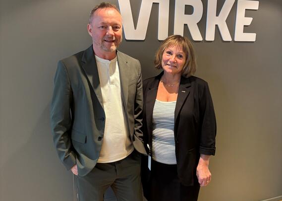 Bildet viser unio-forhandler Eirik RIkardsen og Virke-forhandler Ann Torunn Tallaksen.