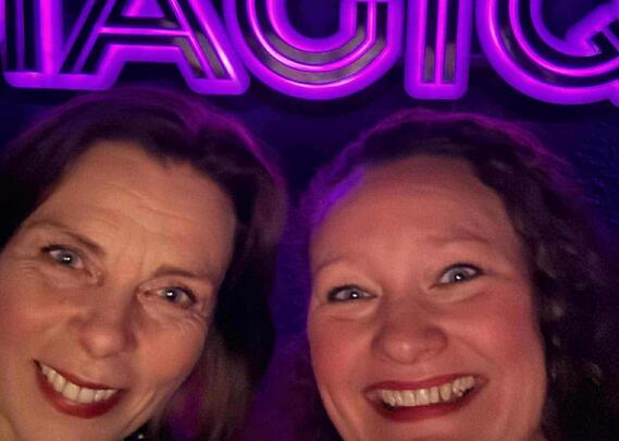 Lisa Digerud, vinner av konkurranse om premierebilletter til Kveldsvakt, og venninne og kollega Anniken. 