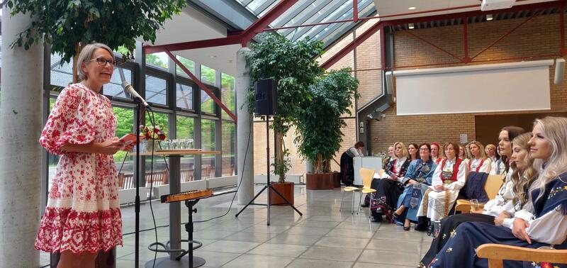 Fylkesleder taler til nyutdannede sykepleiere ved UiS