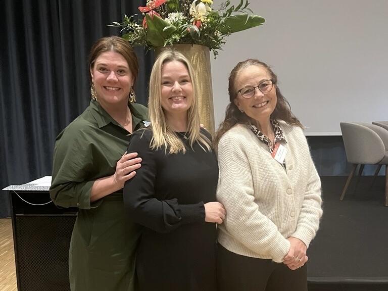Lena Yri Engelsen, leder i Foreningen 1001 dager, leder Hanne Charlotte Schjelderup i Jordmorforbundet NSF og Ann Karin Swang, leder for faggruppen for helsesykepleiere i NSF