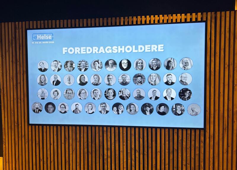 Viser en konferanseskjerm med bilder av foredragsholdere til konferansen eHelse 2025