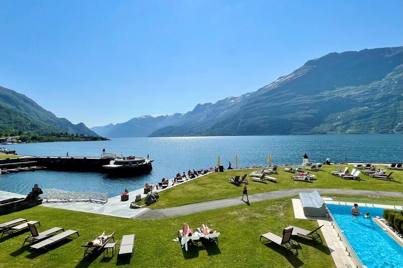 Utsikt fra Ullensvang hotell - badebasseng, fjord og fjell