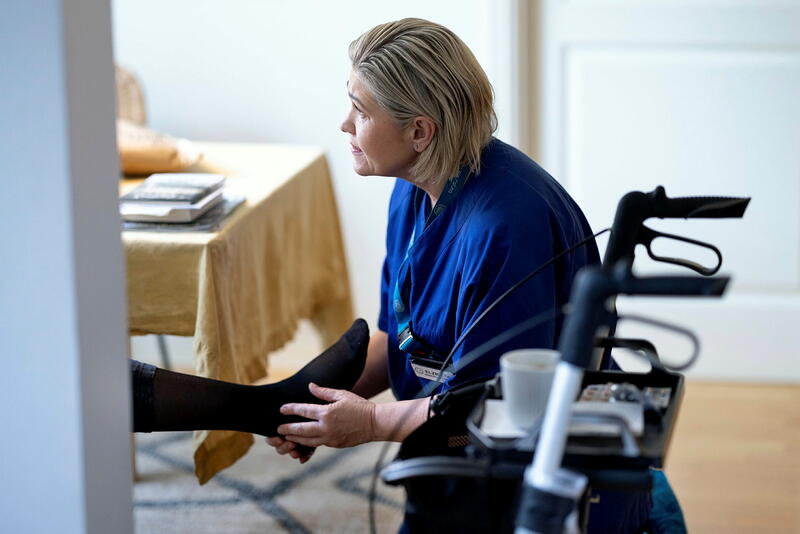 Hjemmesykepleier på besøk hos en bruker