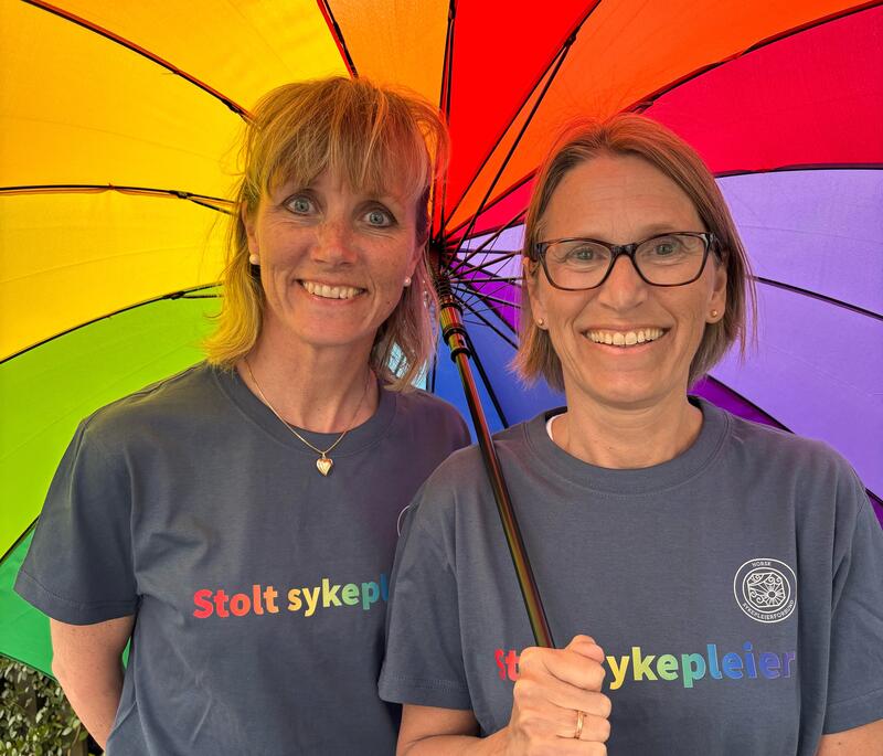 Aud Hølland Riise og Siri Rugland Ree i pride t-skjorte