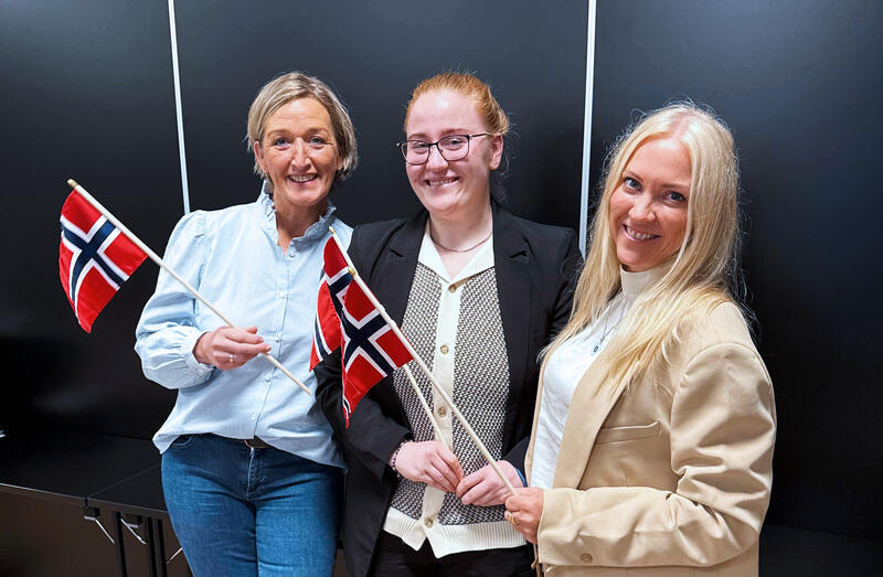 Generalsekretær Janka Ekrem Holstad, studentnestleder Martine Bratberg Sand og forbundsleder Lill Sverresdatter Larsen fant fram flaggene da de feiret rekorden. Foto: Norsk Sykepleierforbund