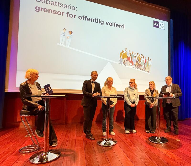 Bildet viser flere deltakere på et frokostmøte om velferd.