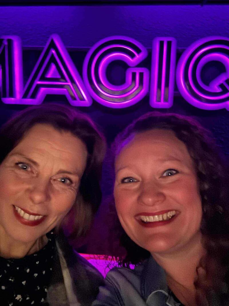 Lisa Digerud, vinner av konkurranse om premierebilletter til Kveldsvakt, og venninne og kollega Anniken. 