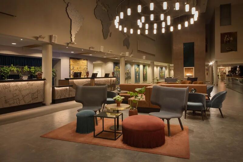 En hotelllobby.
