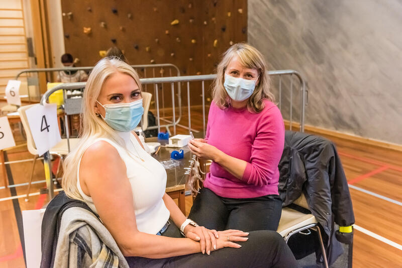 Lill Sverresdatter Larsen tar vaksinen