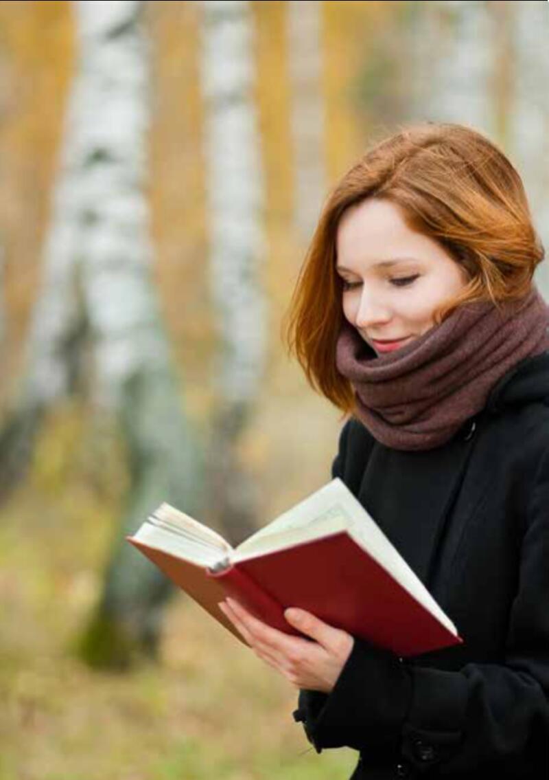 Illustrasjonsbilde av kvinne som leser en bok